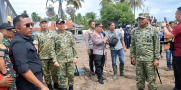 Panglima TNI Dampingi Presiden RI Tinjau Jembatan Bailey dan Pengungsian Korban Bencana di Bireuen, Aceh