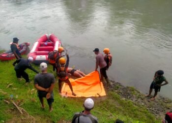 Polsek Sipispis Evakuasi Pelajar yang Hanyut di Sungai Bahbolon