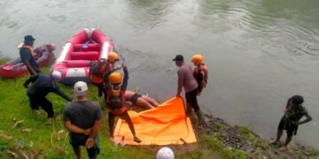 Polsek Sipispis Evakuasi Pelajar yang Hanyut di Sungai Bahbolon