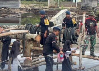 Brimob Polda Aceh Berpacu Merampungkan Pembangunan Jembatan Darurat di Aceh Singkil