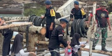 Brimob Polda Aceh Berpacu Merampungkan Pembangunan Jembatan Darurat di Aceh Singkil