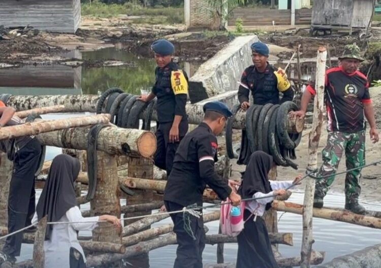 Brimob Polda Aceh Berpacu Merampungkan Pembangunan Jembatan Darurat di Aceh Singkil