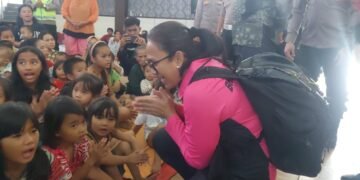 Ketum Bhayangkari Beri Bantuan hingga Hibur Anak-anak Korban Bencana di Tapanuli Tengah