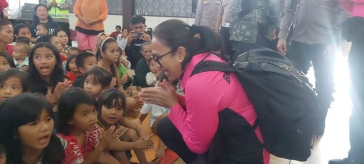 Ketum Bhayangkari Beri Bantuan hingga Hibur Anak-anak Korban Bencana di Tapanuli Tengah