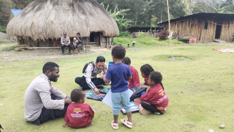Bangun Semangat Belajar Sejak Dini, Subsatgas Si-IpAr Polres Lanny Jaya Terus Hadir di Kampung Yokobak