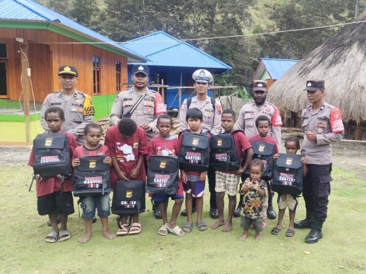 Subsatgas Si-IpAr Operasi Rasaka Cartenz 2025 Polres Lanny Jaya Hadirkan Pembelajaran untuk Anak-Anak Usia Dini di Kampung Yokobak