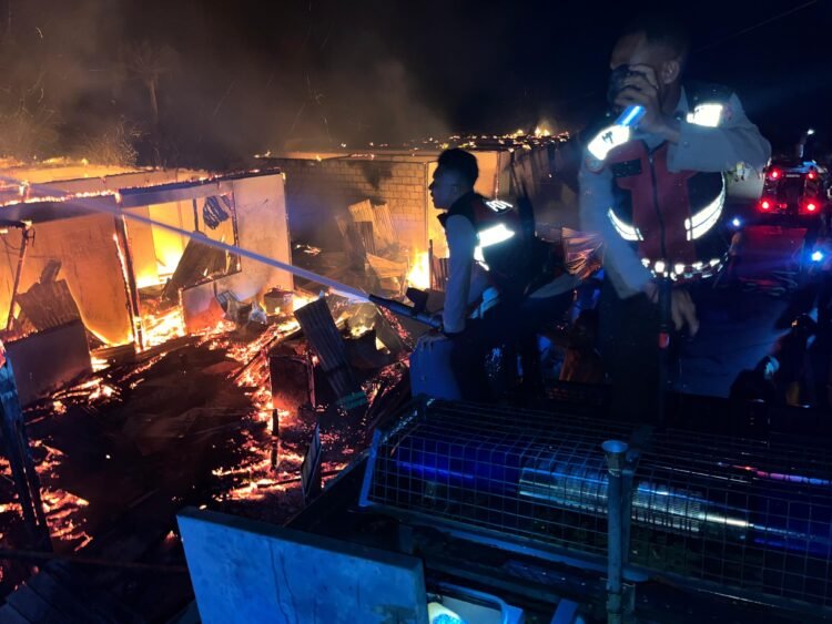 Polres Sarmi Bersama Polsek Sarmi Kota Respon Cepat Kebakaran di Kampung Sarmo