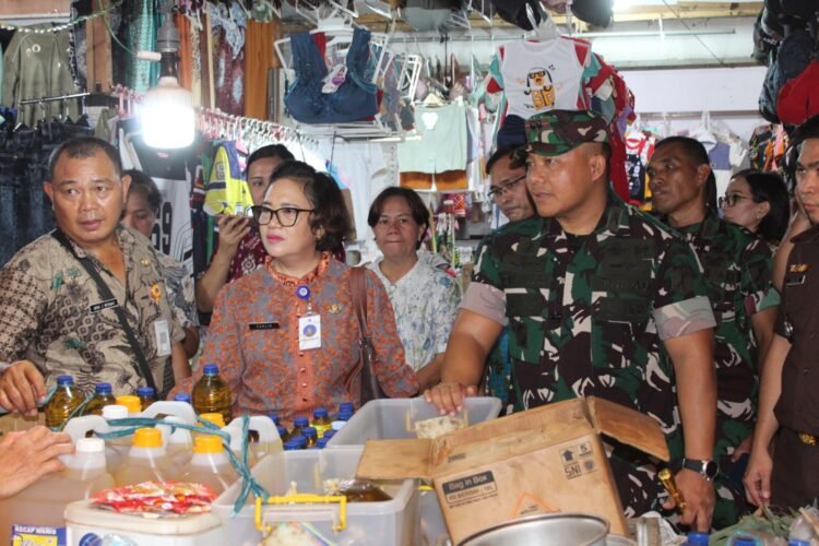 Pastikan Harga Sembako Stabil, Dandim 1310/Bitung bersama Pemerintah Kota Bitung Sidak Pasar Winenet