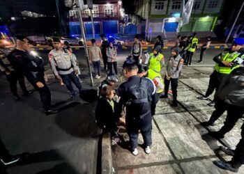 Personel Operasi Lilin Mansinam 2025 Berikan Pertolongan Warga Saat Patroli Malam di Manokwari