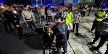 Personel Operasi Lilin Mansinam 2025 Berikan Pertolongan Warga Saat Patroli Malam di Manokwari