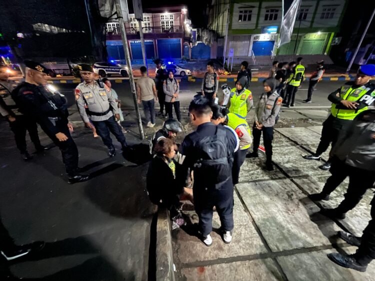 Personel Operasi Lilin Mansinam 2025 Berikan Pertolongan Warga Saat Patroli Malam di Manokwari