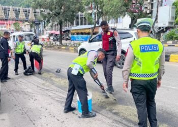 Respon Cepat Operasi Lilin Cartenz 2025, Polisi Amankan Jalan Sam Ratulangi dari Tumpahan Solar