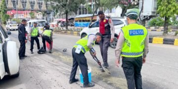 Respon Cepat Operasi Lilin Cartenz 2025, Polisi Amankan Jalan Sam Ratulangi dari Tumpahan Solar