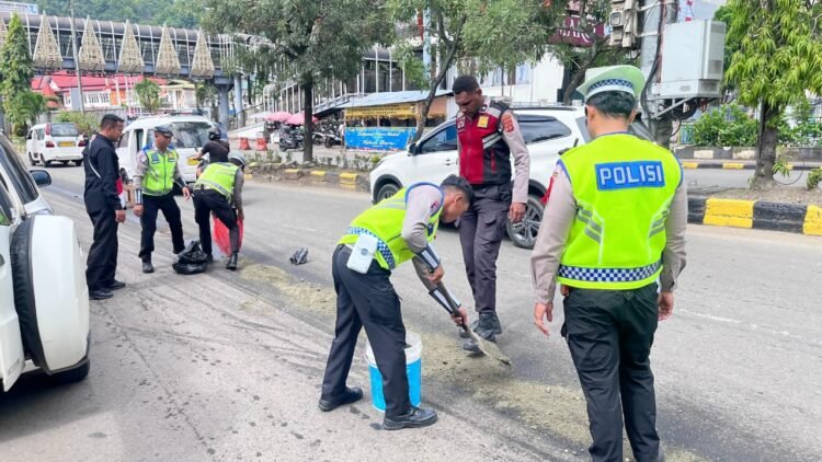 Respon Cepat Operasi Lilin Cartenz 2025, Polisi Amankan Jalan Sam Ratulangi dari Tumpahan Solar