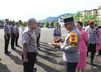 Polda Papua Barat Gelar Upacara Kenaikan Pangkat 438 Personel Polri dan PNS Polri