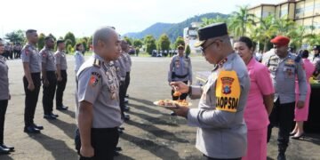 Polda Papua Barat Gelar Upacara Kenaikan Pangkat 438 Personel Polri dan PNS Polri
