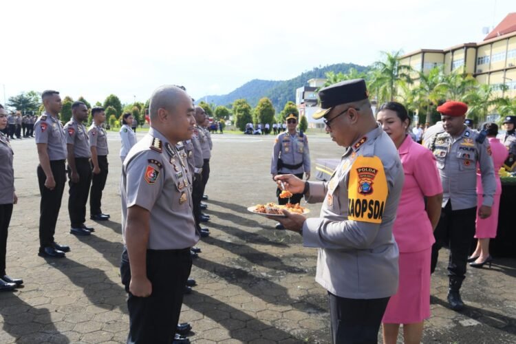 Polda Papua Barat Gelar Upacara Kenaikan Pangkat 438 Personel Polri dan PNS Polri