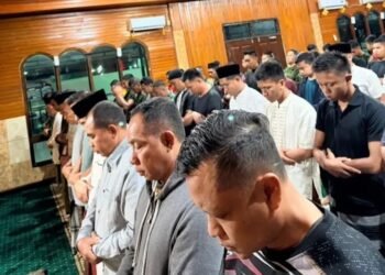 Panglima TNI Sholat Subuh Berjamaah Bersama Prajurit Satgas Pamtas RI-PNG Mobile