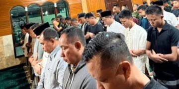 Panglima TNI Sholat Subuh Berjamaah Bersama Prajurit Satgas Pamtas RI-PNG Mobile