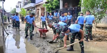“Prajurit TNI AU dan Warga Bahu Membahu Bersihkan Lumpur Pascabanjir di Tabing Banda Gadang”