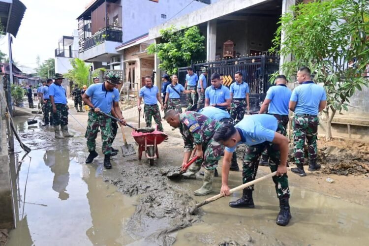 “Prajurit TNI AU dan Warga Bahu Membahu Bersihkan Lumpur Pascabanjir di Tabing Banda Gadang”
