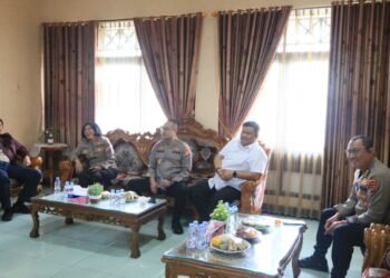 Kapolda Papua Barat Melepas Keberangkatan Wakapolda Kalteng di Bandara Rendani