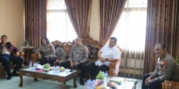 Kapolda Papua Barat Melepas Keberangkatan Wakapolda Kalteng di Bandara Rendani