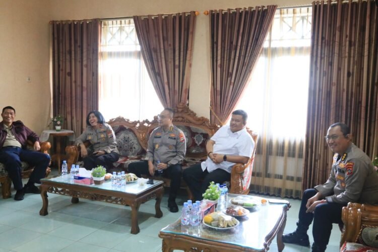 Kapolda Papua Barat Melepas Keberangkatan Wakapolda Kalteng di Bandara Rendani