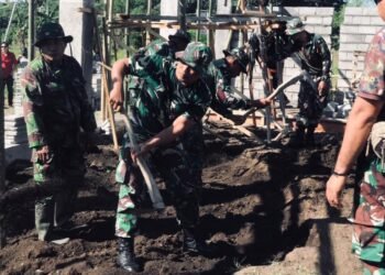 Danramil 1310-01/Bitung Turun Tangan Lakukan Perataan Tanah Pembangunan Gerai KDMP Manembo Nembo Atas