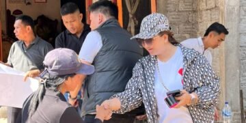 Peduli Warga Kurang Mampu, Anggota Koramil Lembeh Dampingi Penyaluran Bantuan Sembako