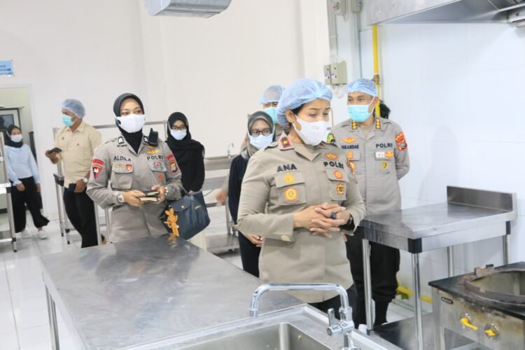 Wakapolda Papua Barat Tinjau SPPG Polda Papua Barat