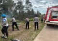 Semak Belukar Terbakar Dekat Pemukiman Warga, Personil Polres Mappi Bersama BPBD Kabupaten Mappi Bahu Membahu Memadamkan Api