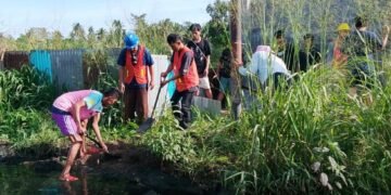 Wujud Kemanunggalan TNI-Rakyat, Babinsa Koramil 01 Bitung Kerja Bakti Bersama Warga Tanjung Merah