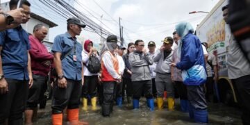 Tinjau Pengungsian Banjir di Rawa Buaya, Gubernur Pramono Serahkan Bantuan dan Tambah Pompa Air