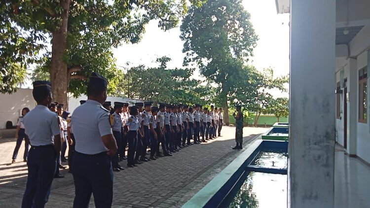 Jadi Irup di Sekolah, Babinsa Koramil 01/Bitung Sosialisasikan Rekrutmen TNI AD