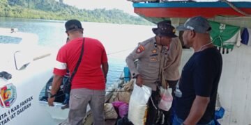 Polsek Karas Kawal dan Amankan Penyaluran Bansos Korban Kebakaran Kampung Malakuli