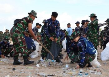 Aksi Gotong Royong Lanud I Gusti Ngurah Rai Bersihkan Pantai Kuta