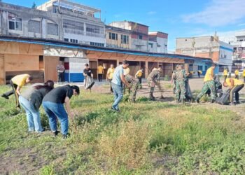 Wujud Nyata Gerakan Indonesia Asri, Kodim 1310 dan Polres serta Masyarakat Bitung, gelar Karya Bakti Bersihkan Area Pasar