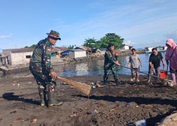 Wujudkan Lingkungan Asri, Koramil 03 Likupang Karya Bakti Bersihkan Pesisir Pantai Desa Likupang Kampung Ambong