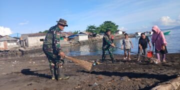 Wujudkan Lingkungan Asri, Koramil 03 Likupang Karya Bakti Bersihkan Pesisir Pantai Desa Likupang Kampung Ambong