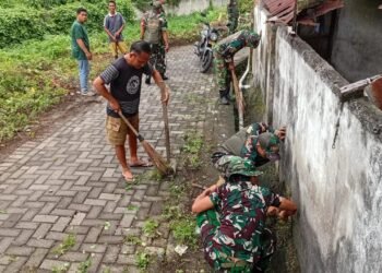 Cegah Penyebaran Penyakit, Koramil 01/Bitung dan Warga Pateten Satu Lakukan Karya Bakti