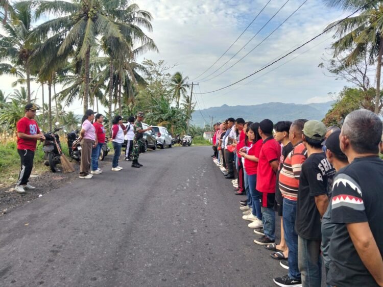 Pererat Kemanunggalan TNI-Rakyat, Koramil 1310-05/Kauditan Bersama Pemerintah dan Masyarakat Kauditan Bersihkan Jalan Poros