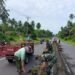 Wujud Nyata Pengabdian TNI, Koramil 04/Dimembe Gotong-Royong Bersama Masyarakat Bersihkan Jalan Utama