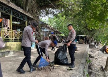 Ditpolairud Polda Papua Barat Bersama Komunitas dan Warga Gelar Aksi Bersih Pantai Pasir Putih