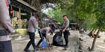 Ditpolairud Polda Papua Barat Bersama Komunitas dan Warga Gelar Aksi Bersih Pantai Pasir Putih