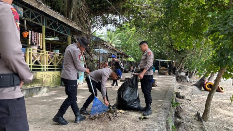 Ditpolairud Polda Papua Barat Bersama Komunitas dan Warga Gelar Aksi Bersih Pantai Pasir Putih