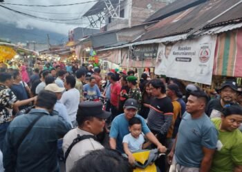 Kembalikan Fungsi Jalan dan Trotoar, Aparat Gabungan TNI, Polri dan Satpol PP Tertibkan Pasar Girian