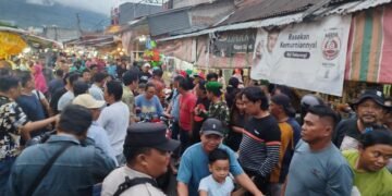 Kembalikan Fungsi Jalan dan Trotoar, Aparat Gabungan TNI, Polri dan Satpol PP Tertibkan Pasar Girian