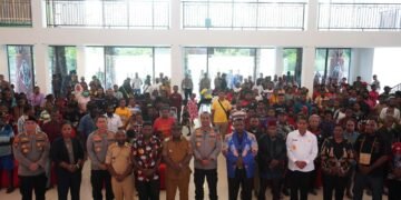 Kunjungan Kerja Kapolda Papua Barat Sekaligus Berikan Tali Asih Kepada Pengungsi Distrik Moskona