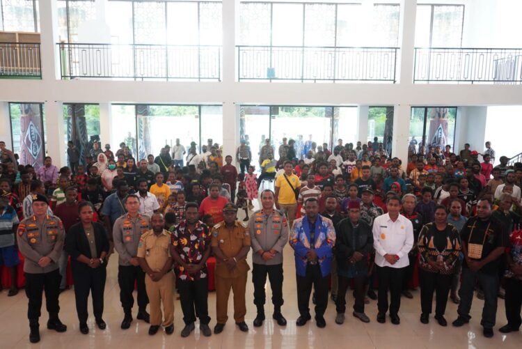 Kunjungan Kerja Kapolda Papua Barat Sekaligus Berikan Tali Asih Kepada Pengungsi Distrik Moskona